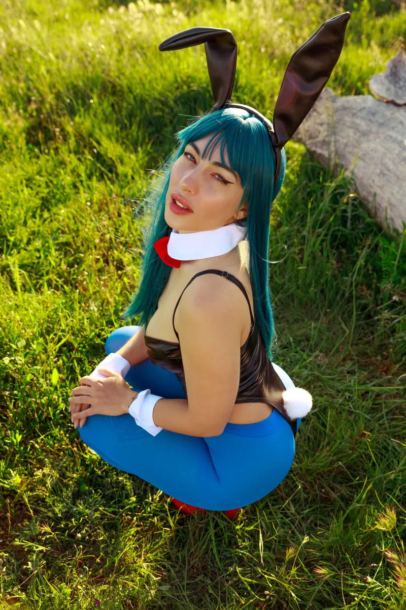 Thumbnail LivayDPunk Dons Bunny Bulma in Cosplay