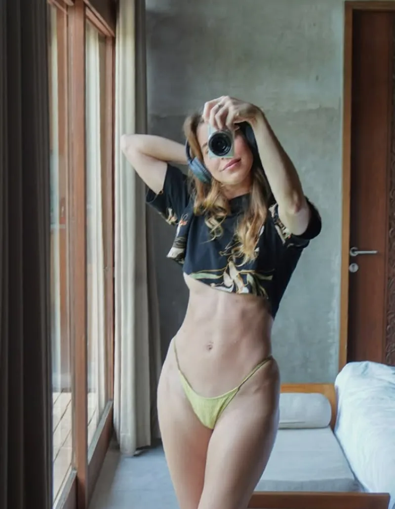 Thumbnail Seductive Mirror Selfies: battonellie's Office Attire Dilemma