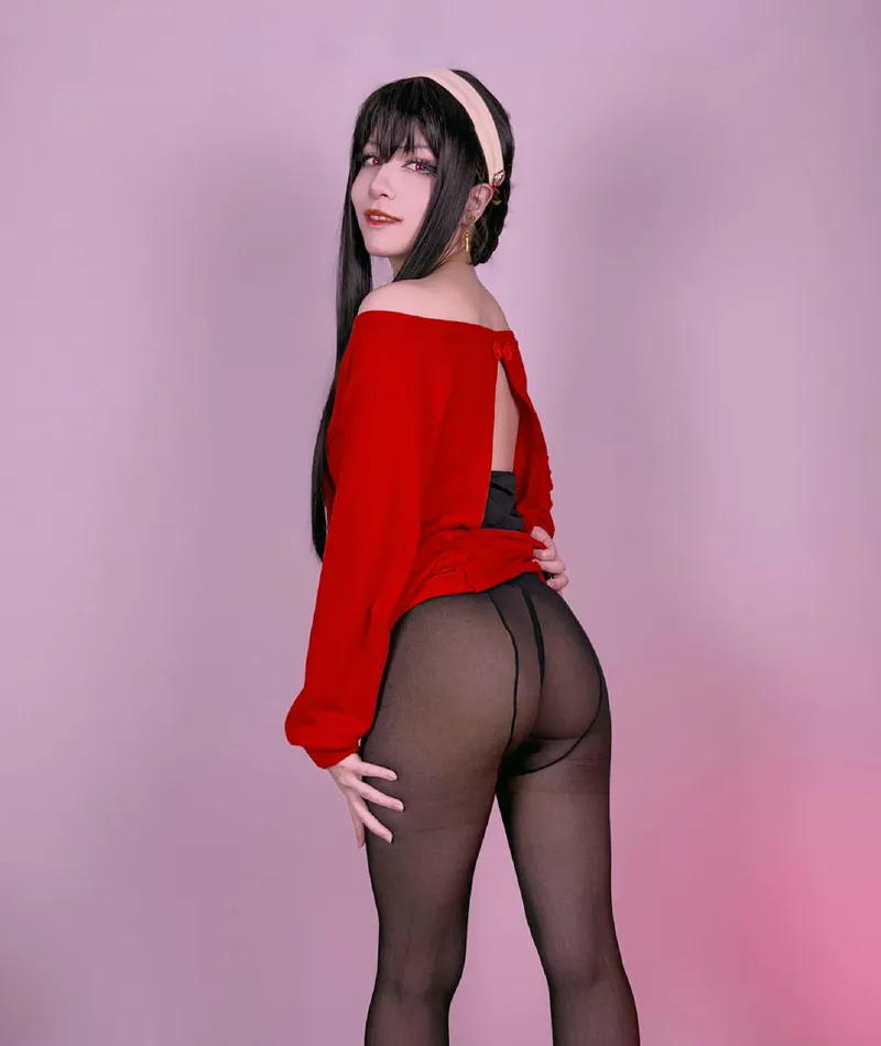 Thumbnail StarSthormy as Yor Forger: A Cosplay Beauty