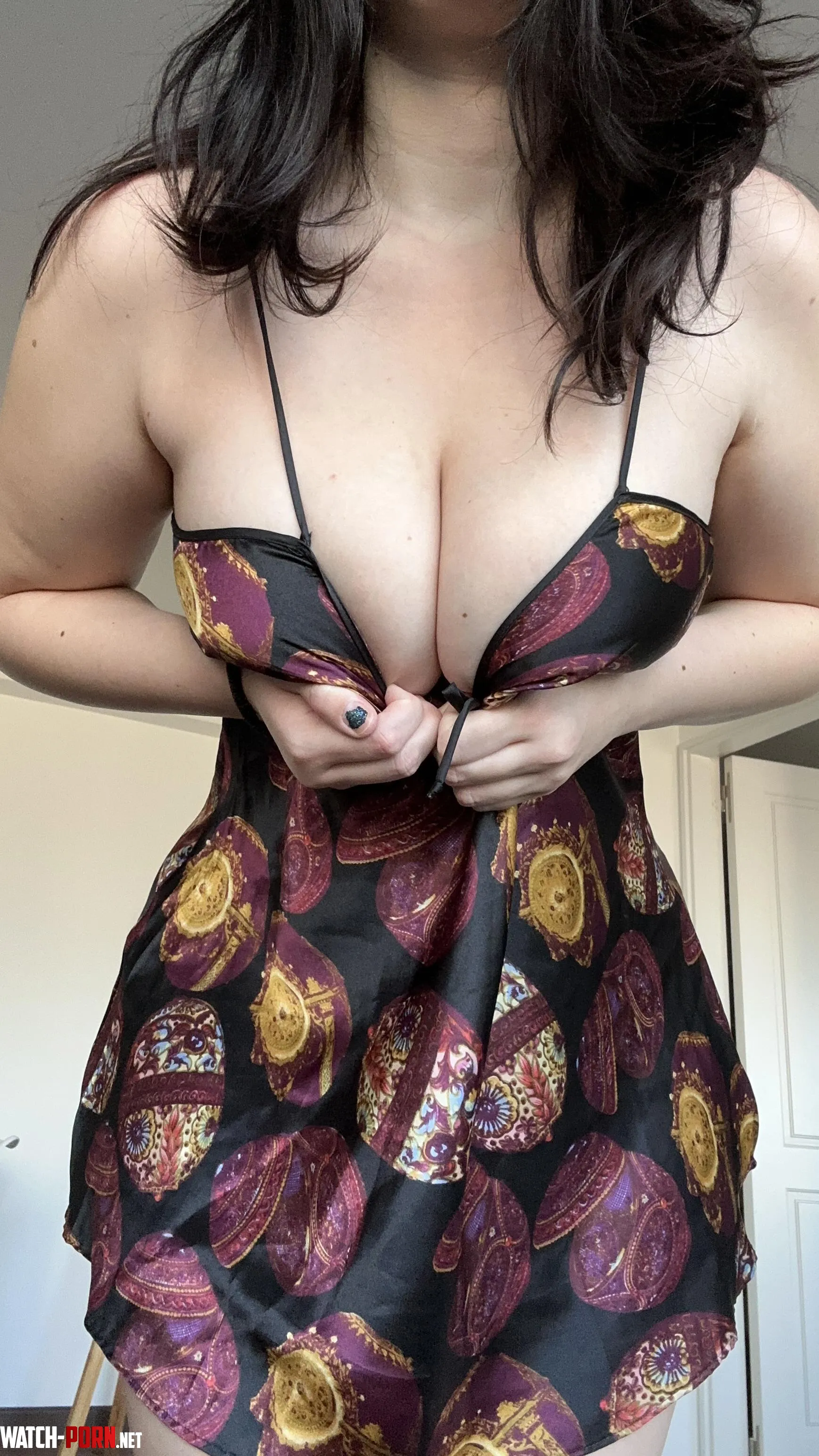 I think this vintage dress looks really good with my pale skin and brunette hair by kinkygatito