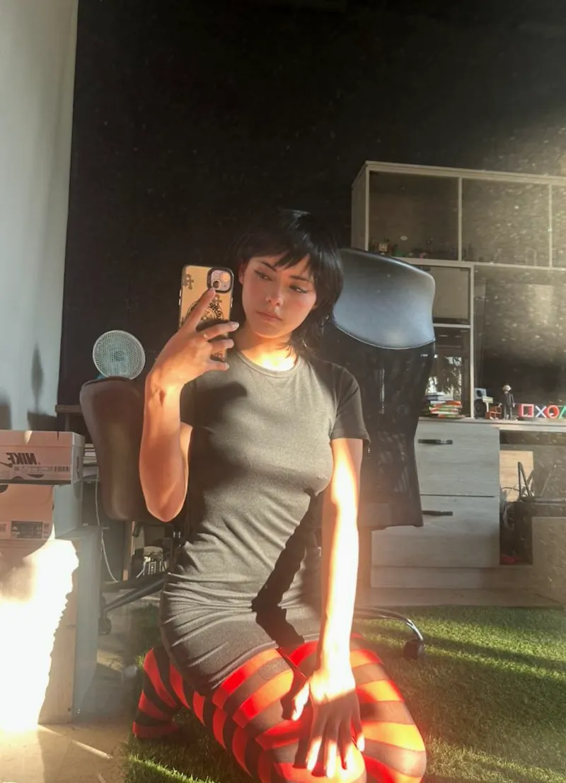 Thumbnail RubyMariigoldd Shines as Mavis Dracula in Cosplay