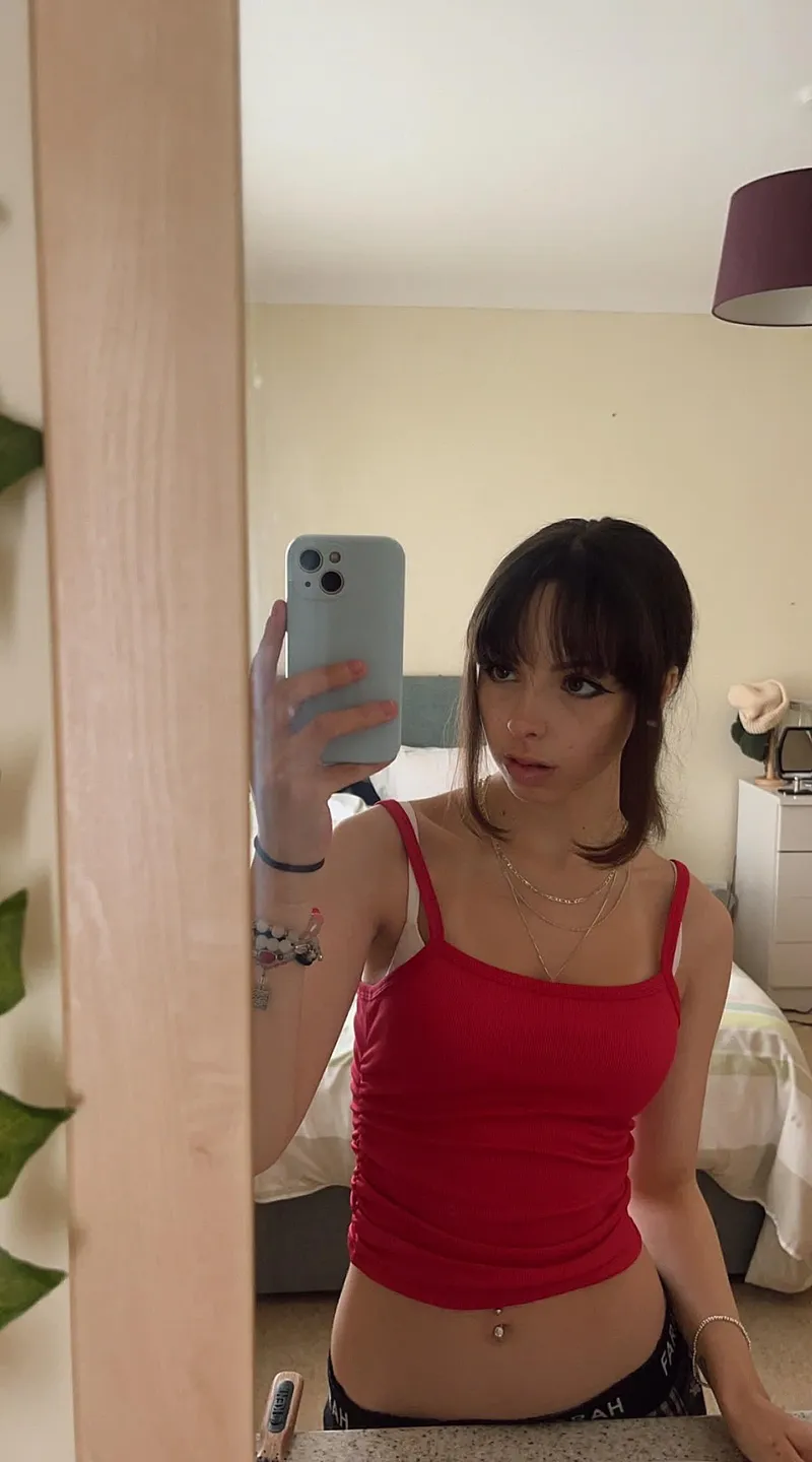 Thumbnail Past_Scale_6240: Spicy Red Crop Top Reveal