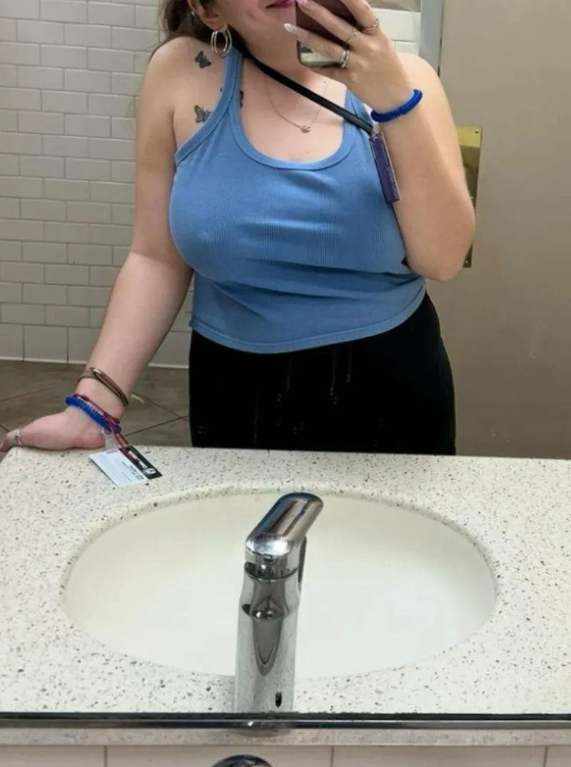 Thumbnail mistressmandypandy Captures Bathroom Selfie Braless Moment