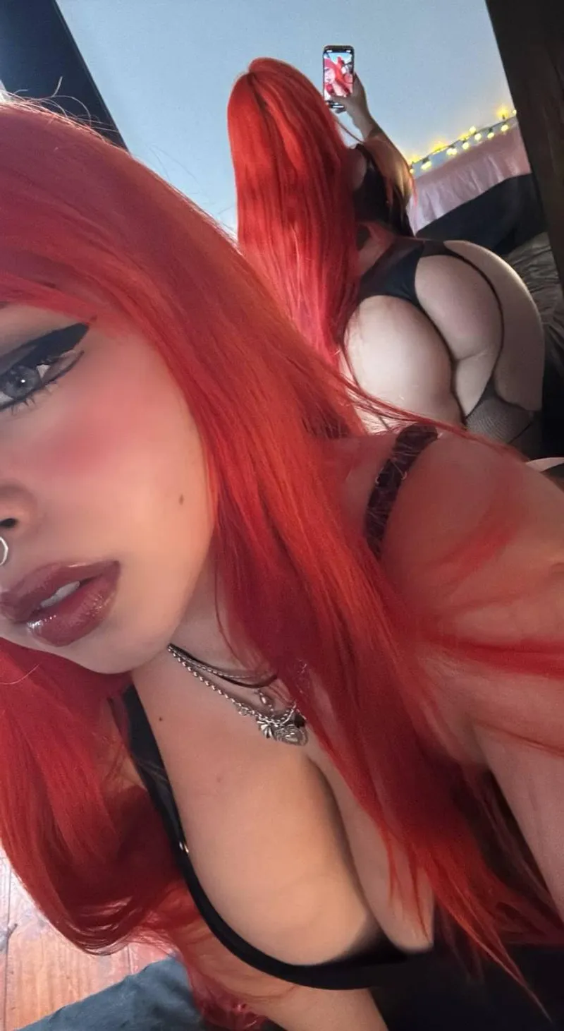 Thumbnail babygirlkittenxo's Tease: Sending Pics at Work in PunkGirls