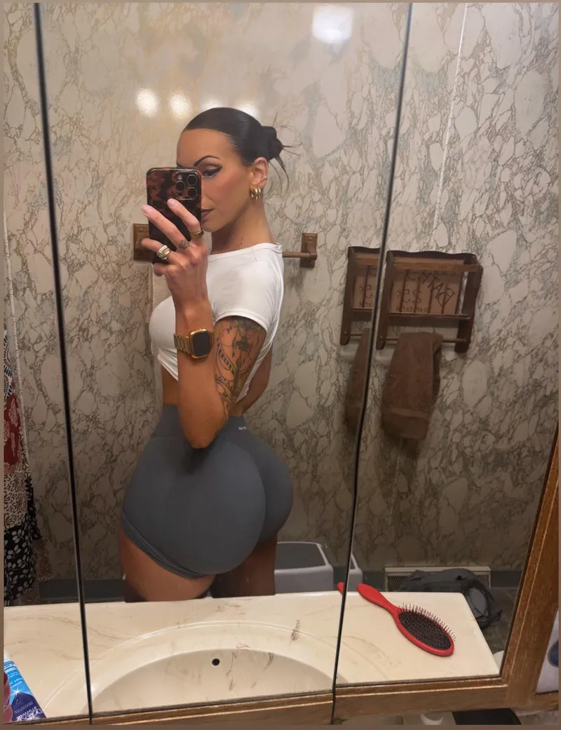 Thumbnail *The perfect fit* Article from HotWetHailey - YogaPants Category