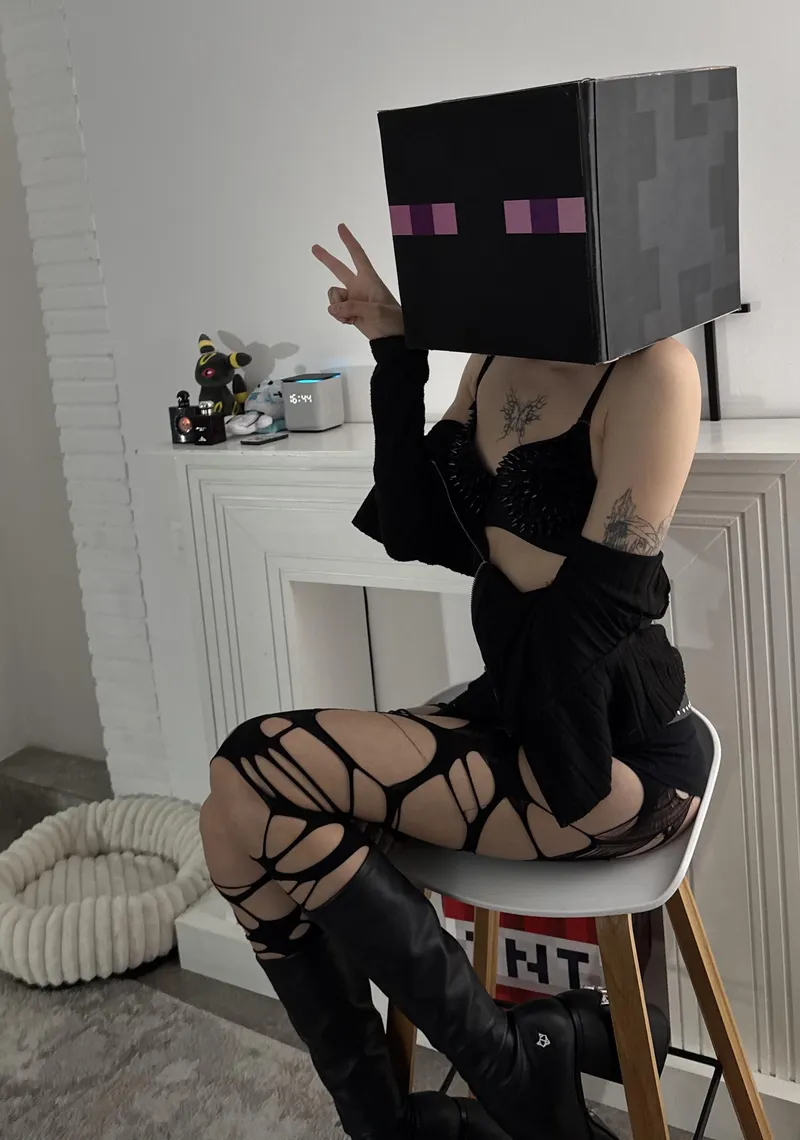 Thumbnail Embracing Minecraft: Enderman Cosplay by kaiko_riko