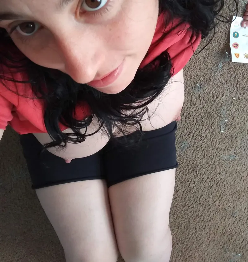 Thumbnail Horrorhotgirl19's Reveal: Skipping Bras & More in maturemilf