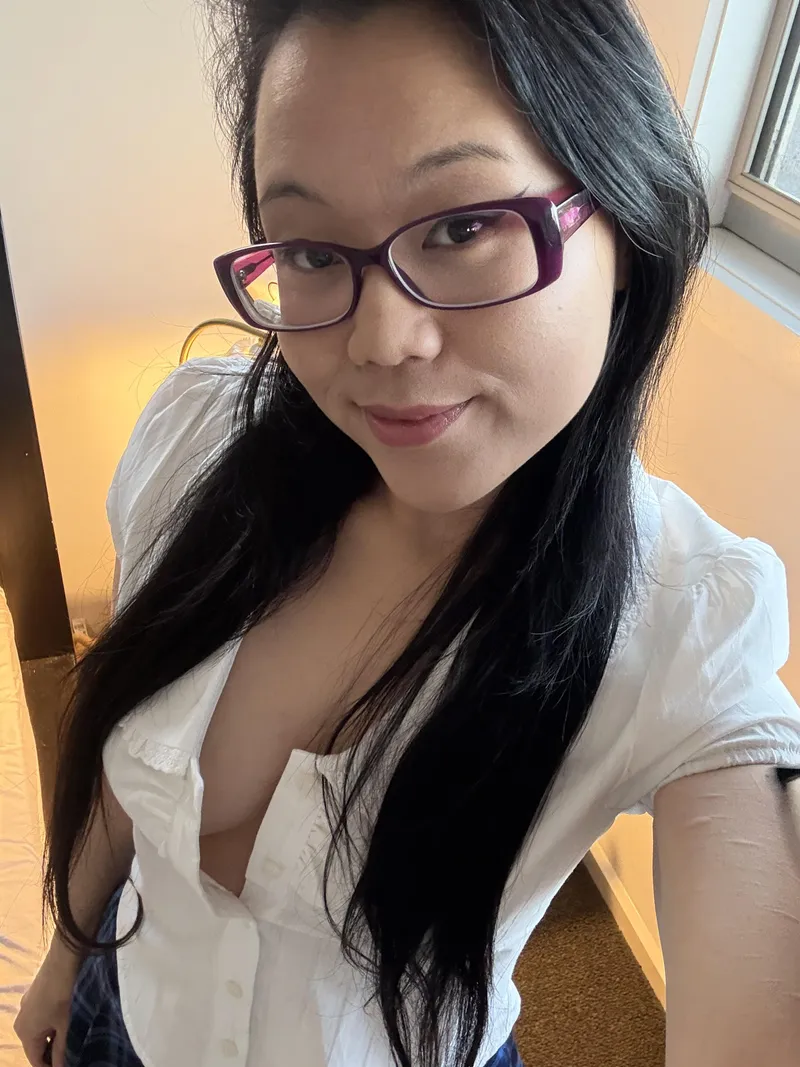 Thumbnail Big Doe Eyes: Dive into meowling98's Allure