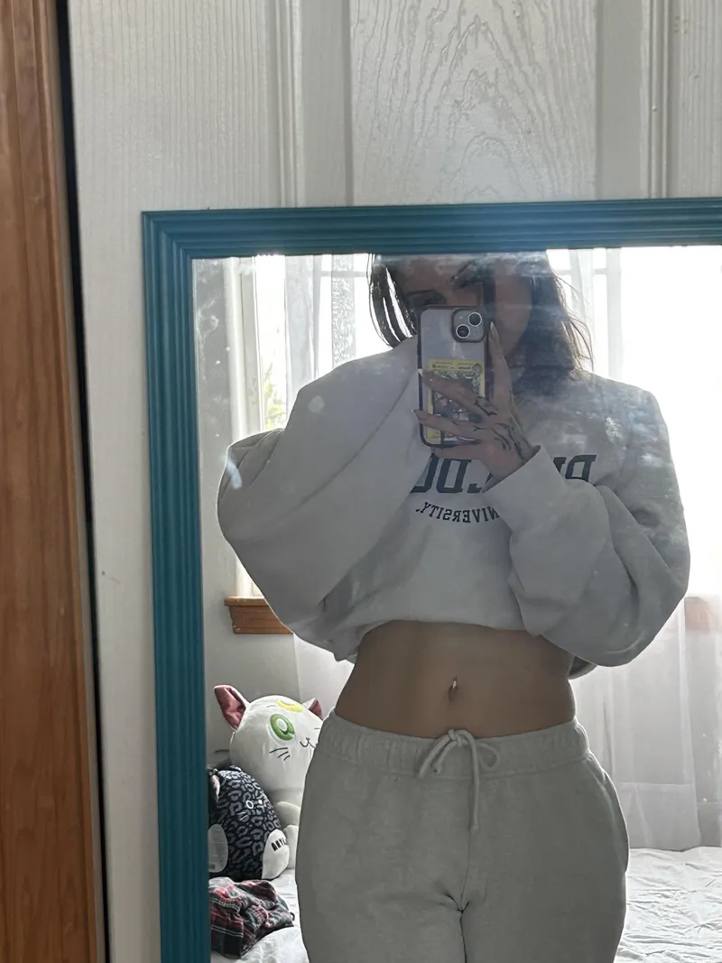 Thumbnail Flaunting Finesse: Alaynababychip's Confident Pose