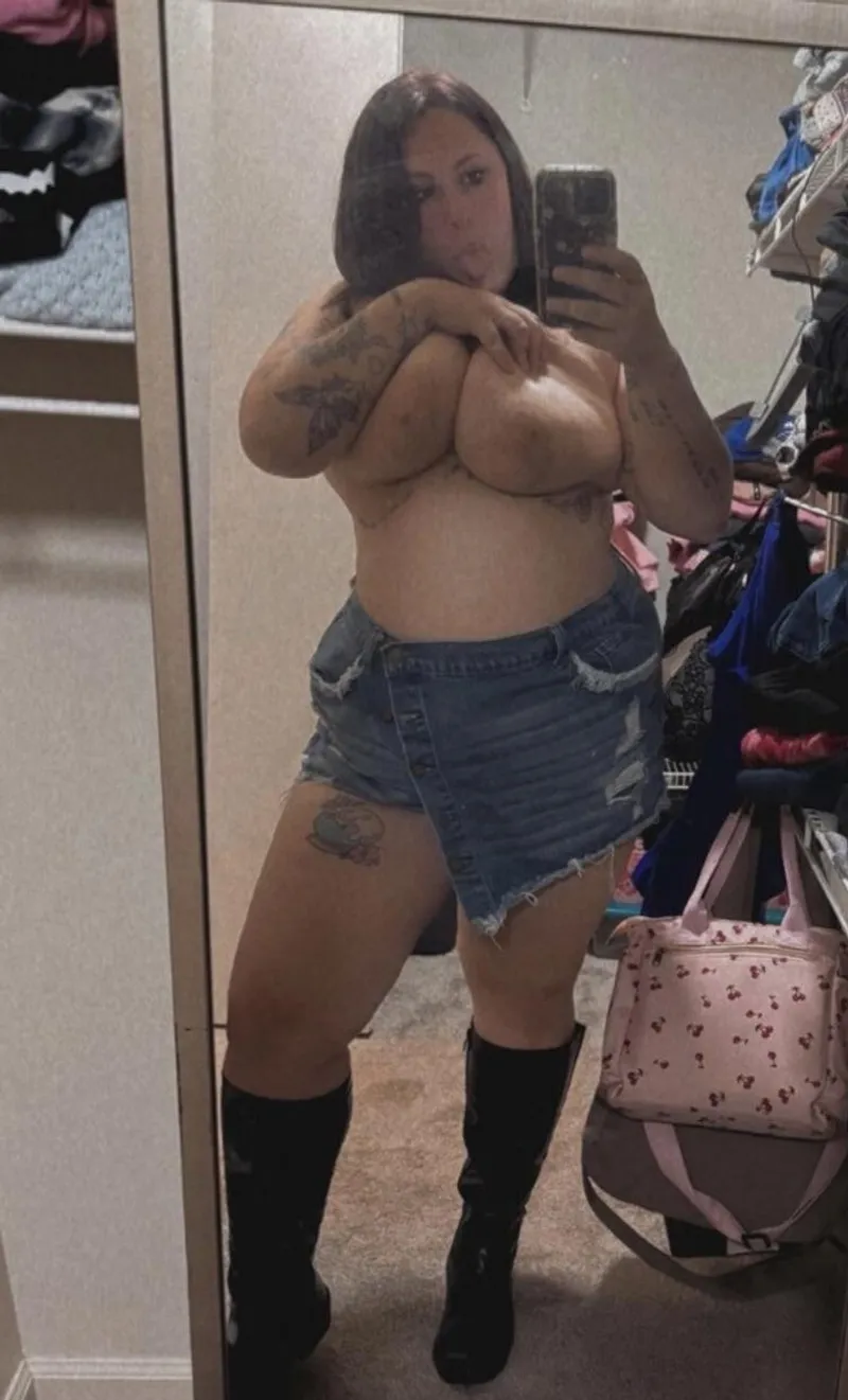Thumbnail Indulge in 42H Titties with hardtomakeauser