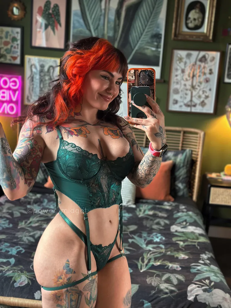 Thumbnail Embracing Green in a MirrorSelfie by power_midget