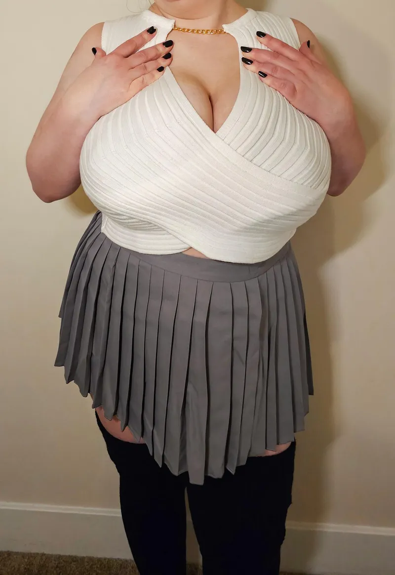Thumbnail Amazing Curves: Mesmerizing Cleavage by WitchyBytes