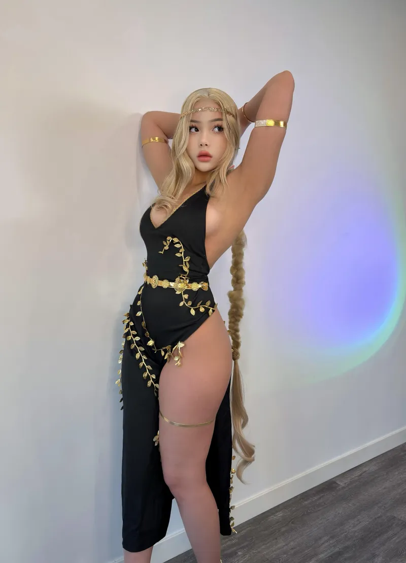 Thumbnail Queen Marika brings Elden Ring to Life - strawbunnix