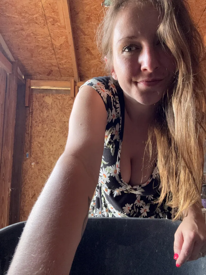 Thumbnail Sasha_jo94 Masters the Art of Styling and Profiling with Cleavage