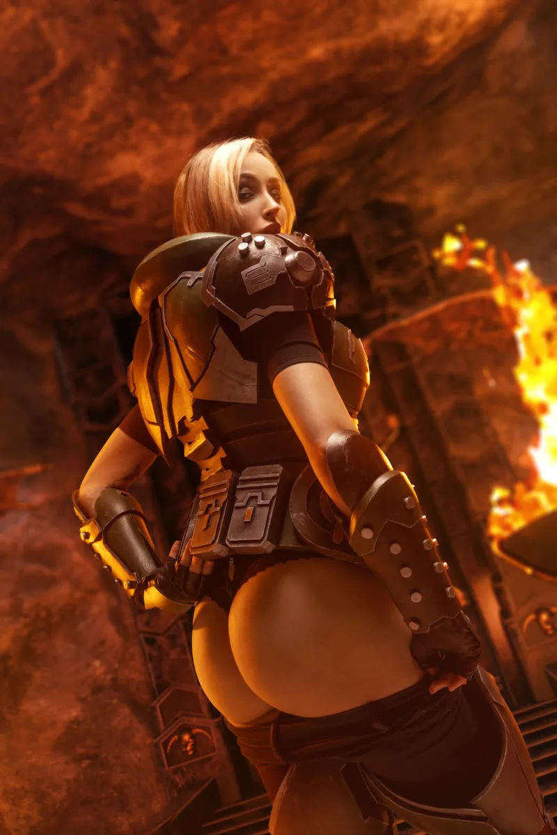 Thumbnail Lera Himera as Doom Slayer in Stunning Cosplay Outfit
