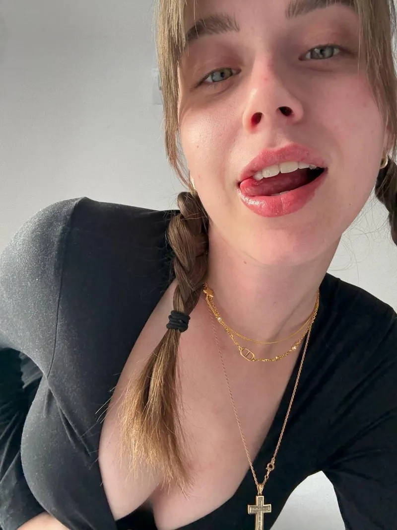 Thumbnail Daily Pic Update - CelestialGoldJubilee Reveals Cleavage
