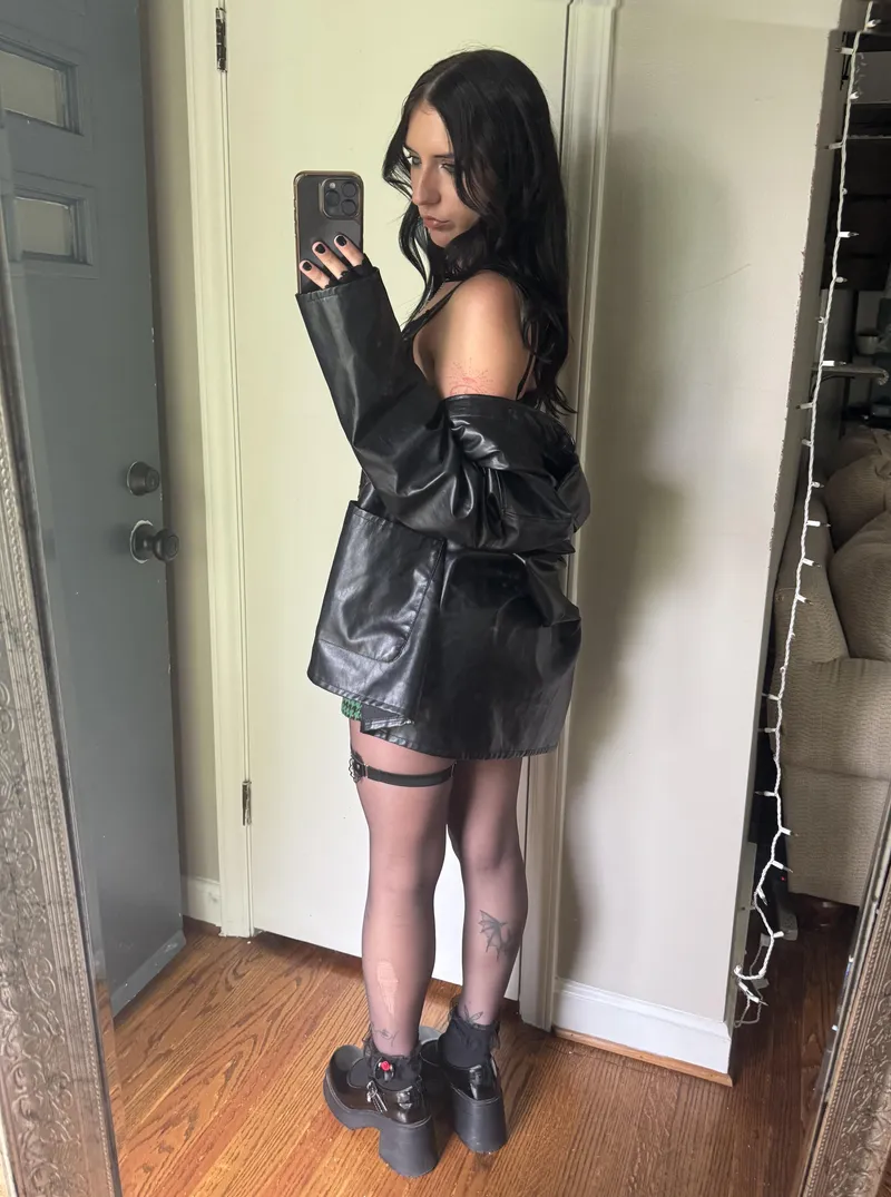 Thumbnail Teasing in Leather: shelbabyz's Stylish Affair