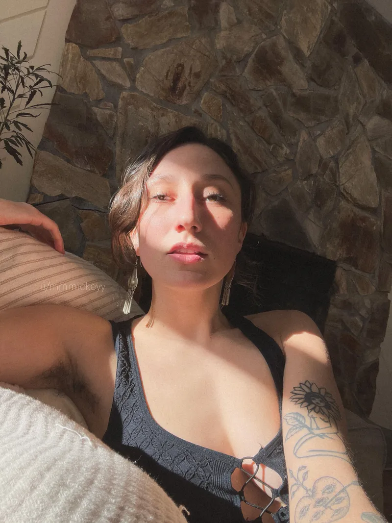 Thumbnail mmmickeyy Teases with a Little Peek at HairyArmpits