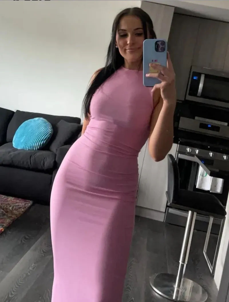 Thumbnail JustSomeRandomOnline Presents a Sheesh Moment in Tightdresses