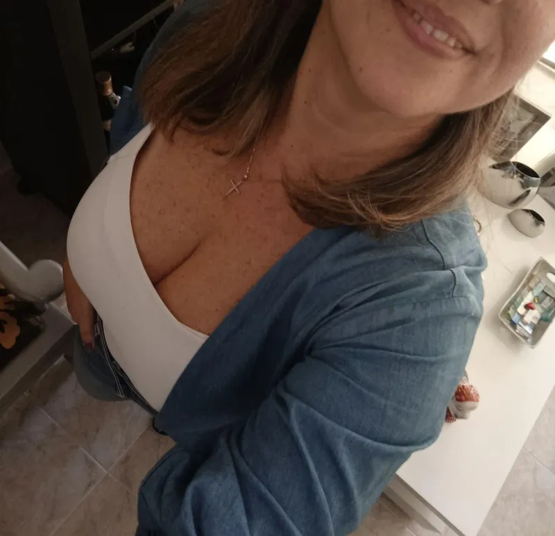 Thumbnail Momma's Weekend Cleavage Unveiled by Sarah_Diaz