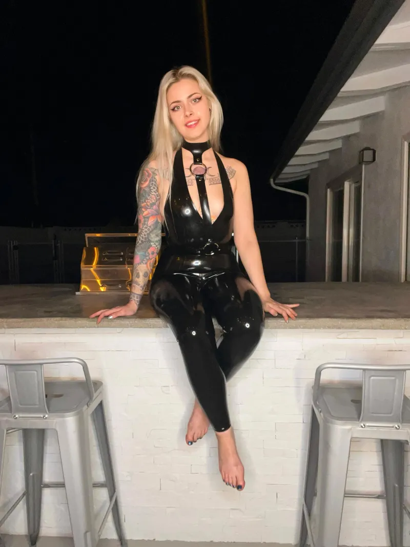 Thumbnail MistressMercyxoxalt Returns in a Classic Outfit