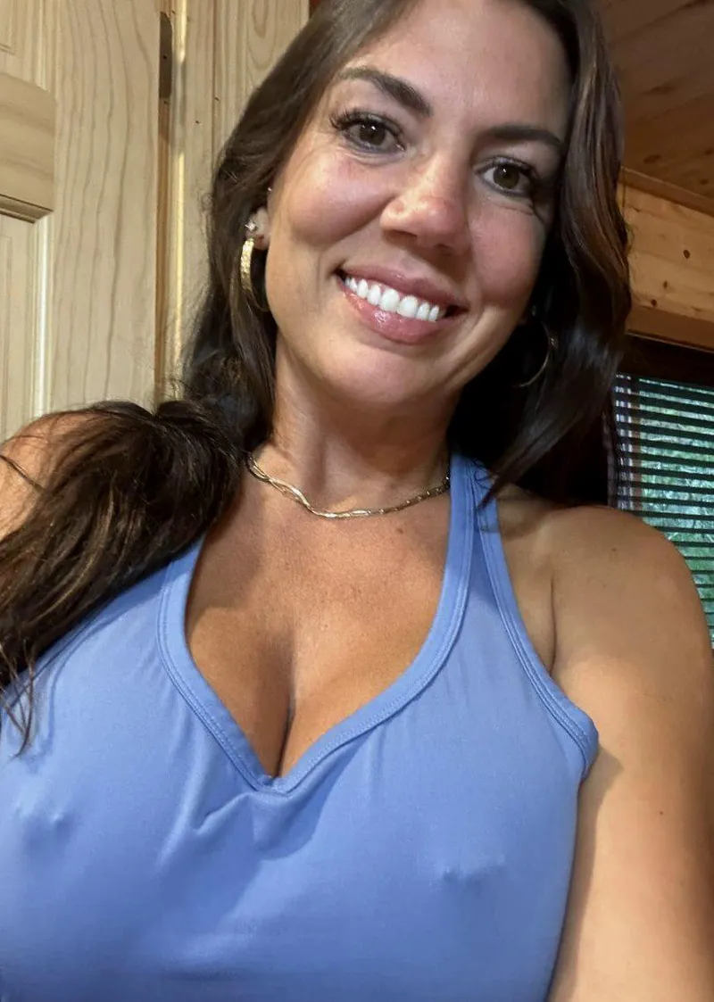 Thumbnail MesmerizingMillie's Unleashed Confidence: Going Out Without a Bra and Loving It