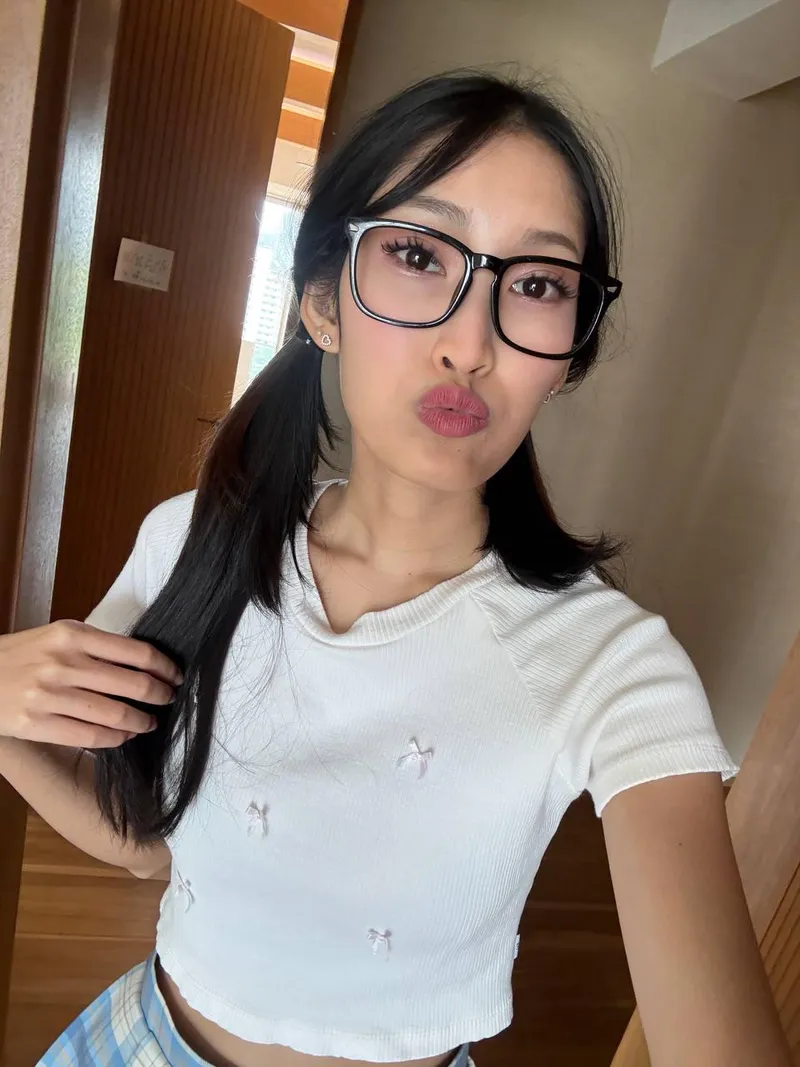 Thumbnail Gratitude in Braless Moments by Yumiko_izumi