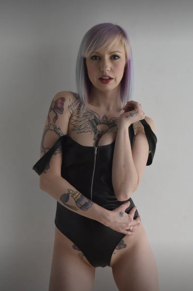 Thumbnail Glowing Confidently: Stand Out with Neon Hair | MandiMariex