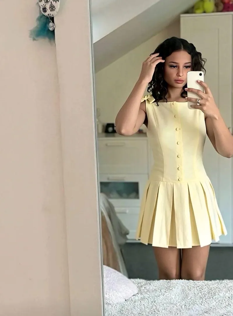 Thumbnail Rocking the Yellow Dress: An Evaluation by Author Livid-Point6713
