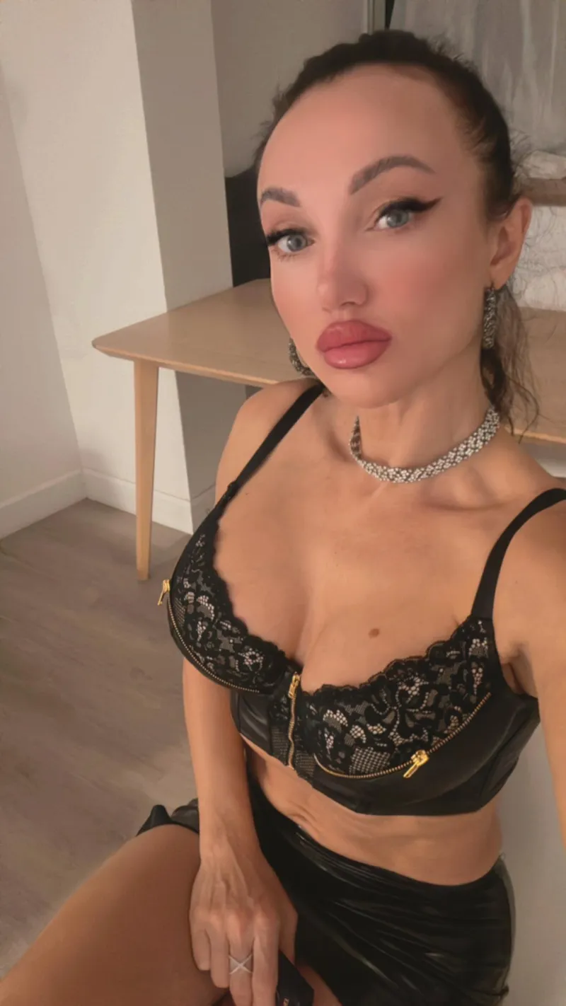 Thumbnail CalistaGlow - Forever Young, Forever Sexy Latina Milf