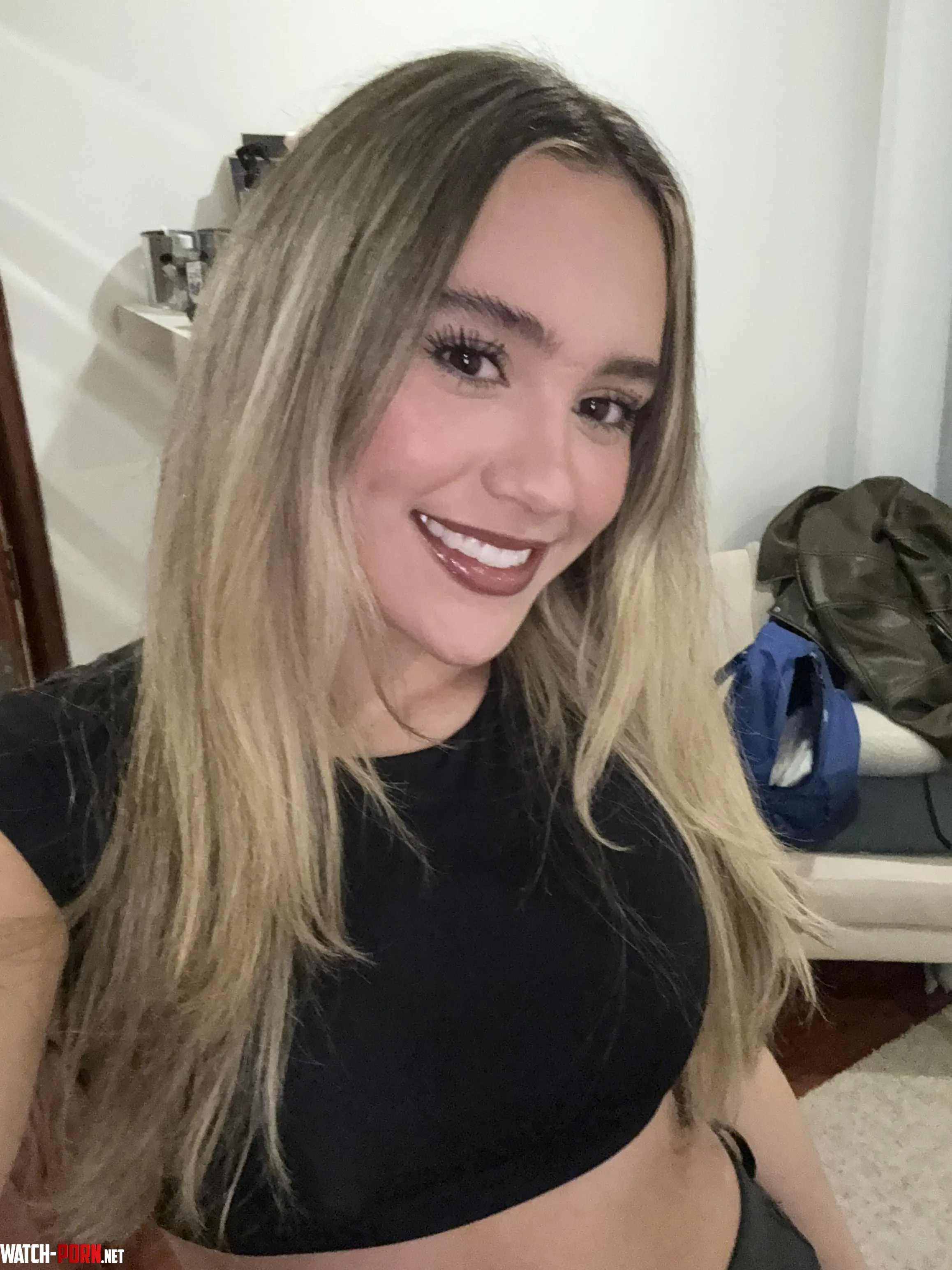 looking hottie in my croptop by SabrinaZest41