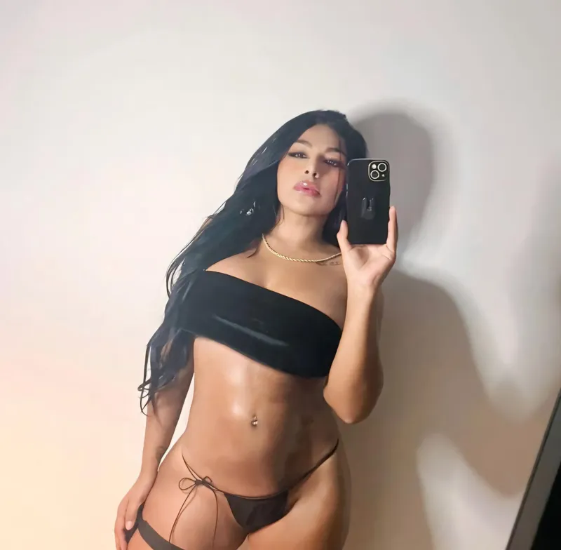 Thumbnail Mirror, Mirror Seduction: Beguiling Selfie by mwcinauno
