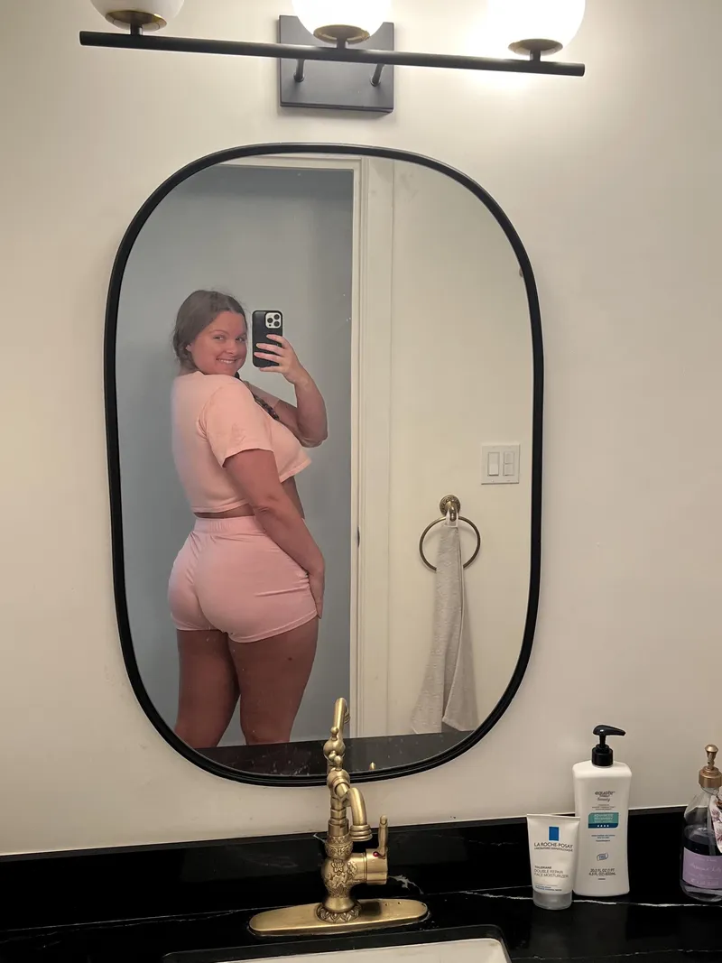 Thumbnail Popping Confidence: Flaunting a Fabulous Backside | bigduchvip