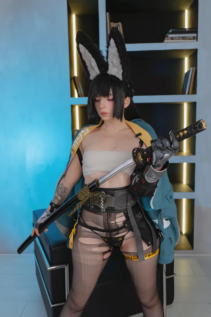 Thumbnail airinyan: Miyabi Sizzles in Captivating Cosplay