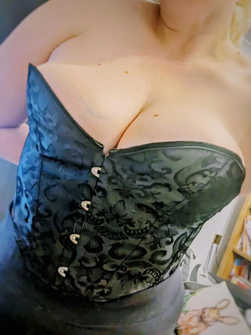Thumbnail Glittering-Line7039 Questions Lingerie Outfit Choice