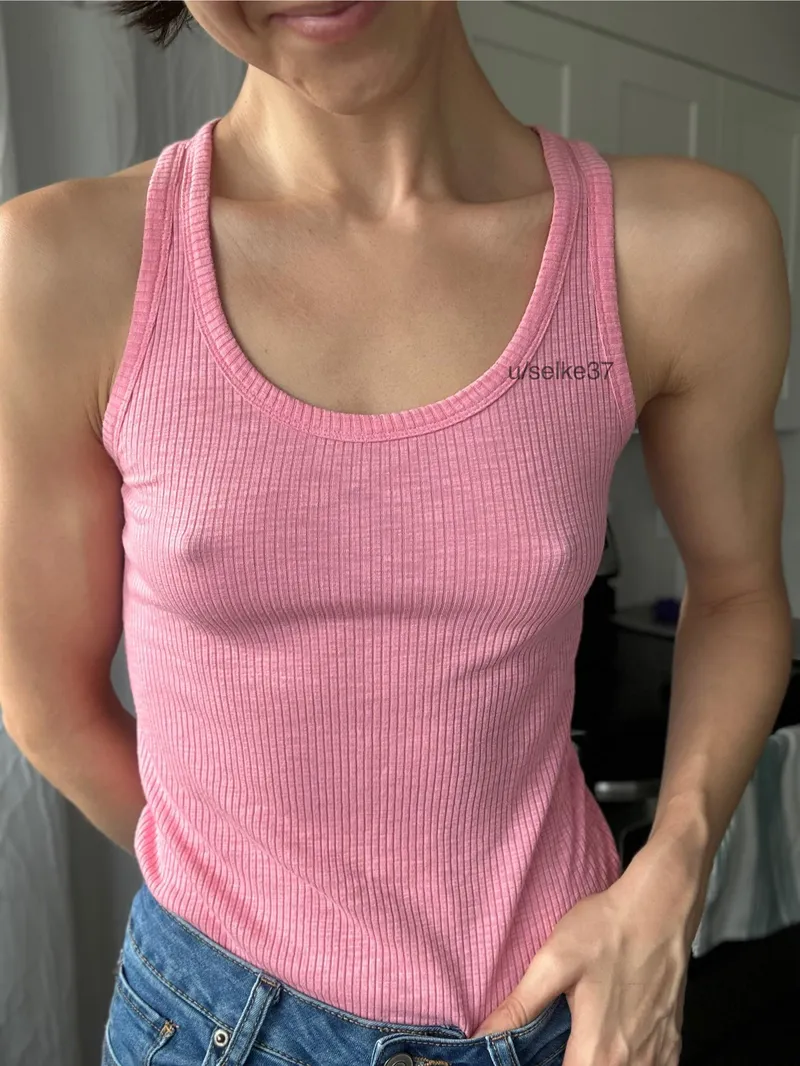 Thumbnail selke37 Bares 'Pokies in Pink' Revelation
