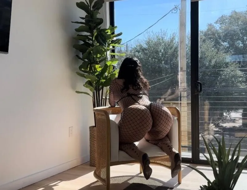 Thumbnail Kellymariev_'s Sensual Figure: Exploring a Thick Body
