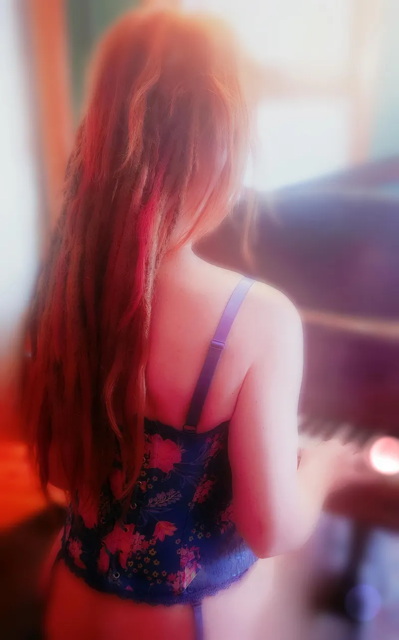 Thumbnail Delve into the Beautiful Mornings of Scarlett_Lockhart: Piano in Lingerie in the Ginger World