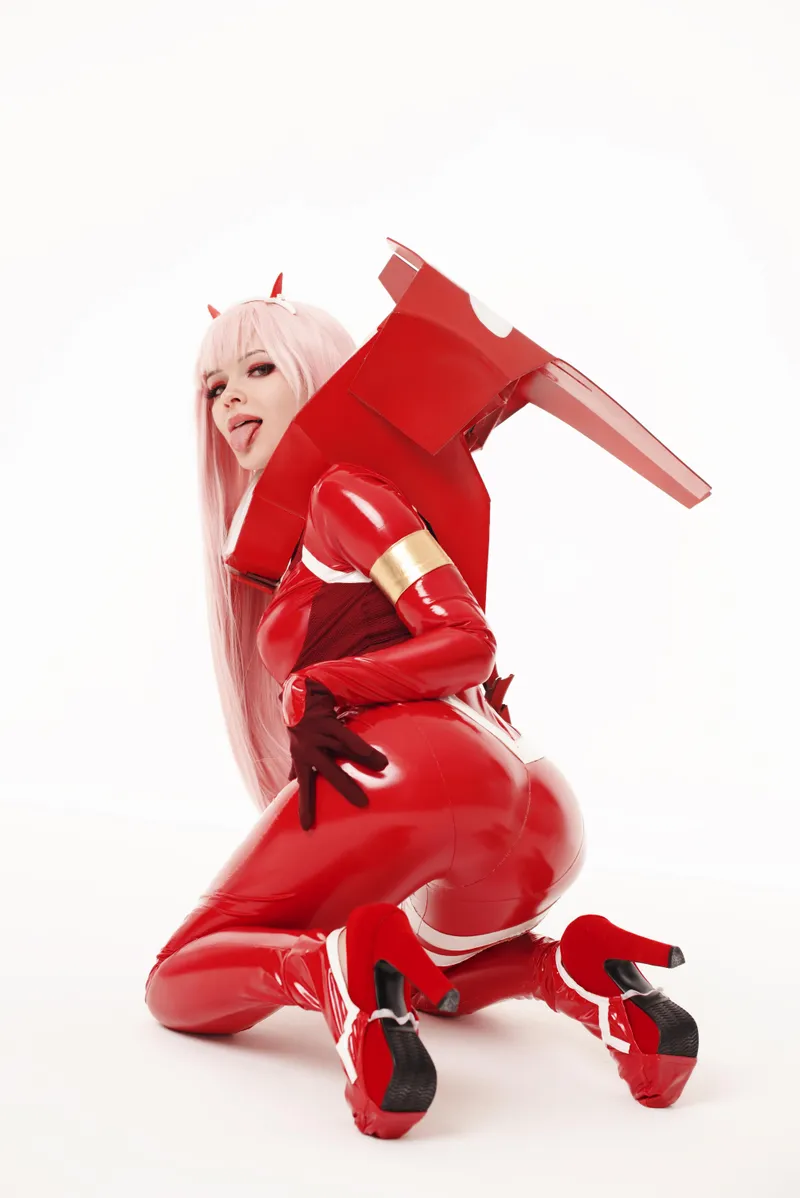Thumbnail irina_sabetskaya: ZeroTwo's Allure in Captivating Cosplay