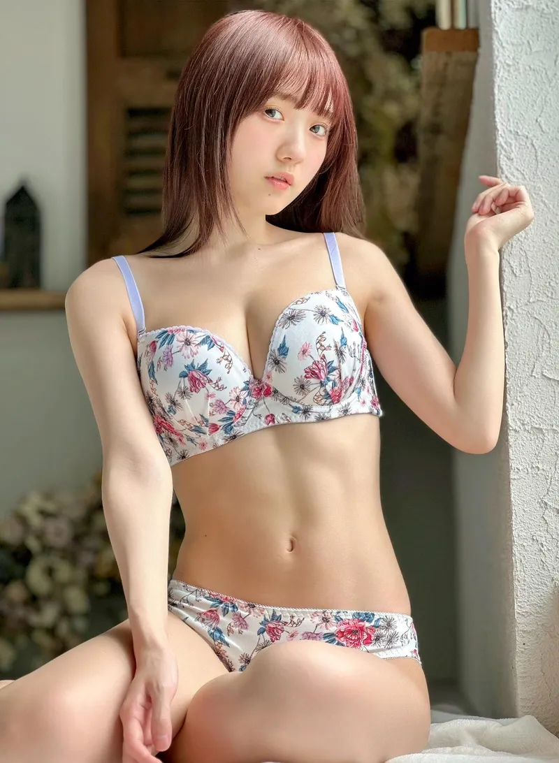 Thumbnail Chuchu 春蝶: A Graceful Presence in the World of Gravure