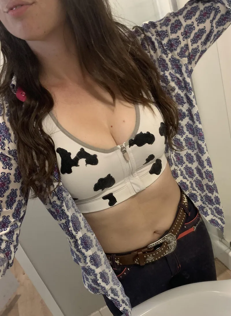 Thumbnail Enticing Invitation: Strip Along with the Lingerie Cowgirl