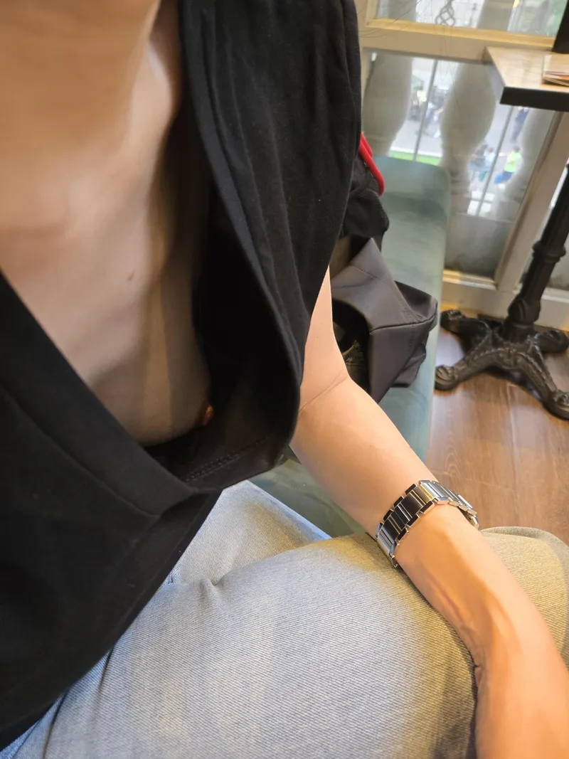 Thumbnail Expressing Love for This Blouse: A Fashion Statement - iltfhg