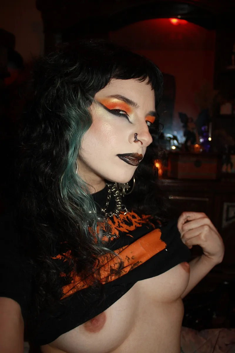Thumbnail Eyes Up Here: A LaBeauteFeminine Attention Call by pinchependeja_