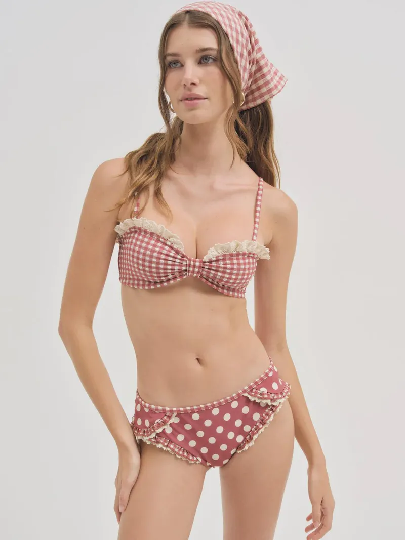 Thumbnail Model Focus: Sienna Raine Schmidt's Captivating Presence