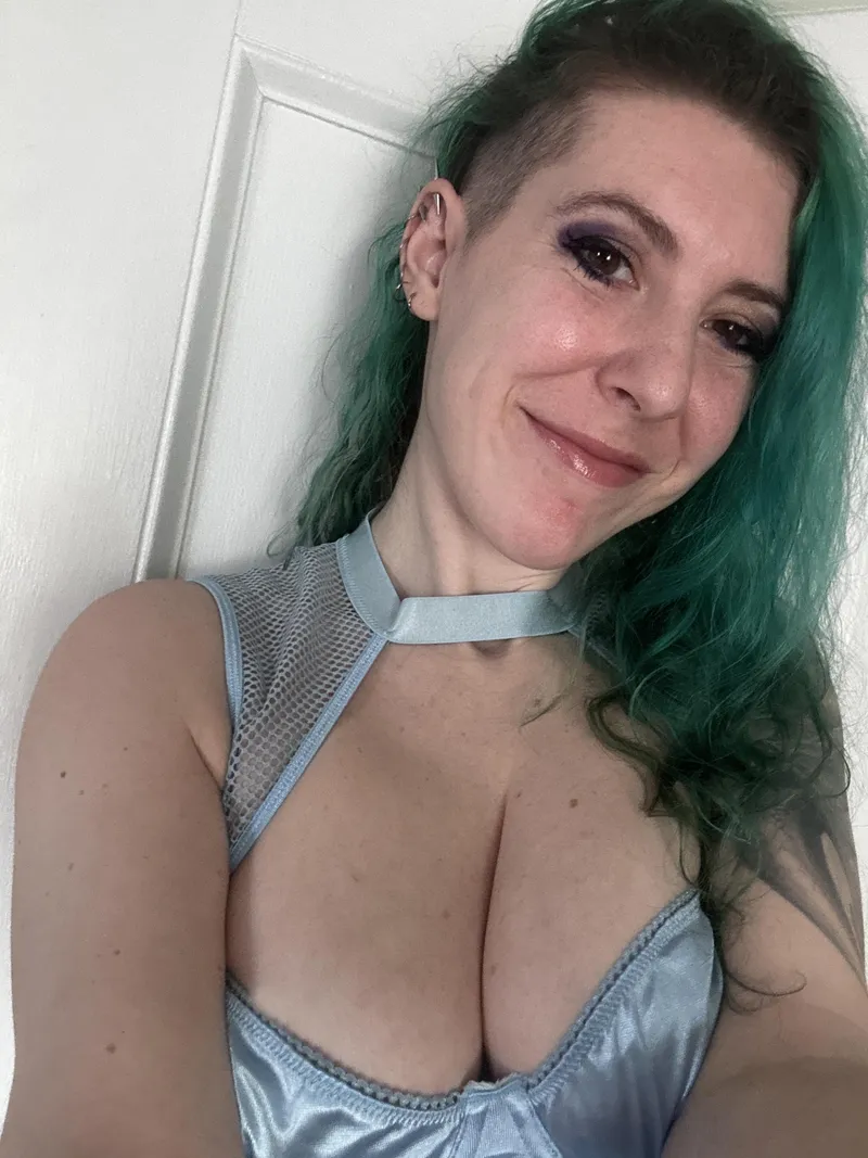 Thumbnail Green Babe by sirenskiss3 | GirlswithNeonHair Category