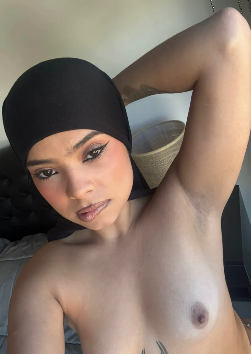 Thumbnail Pit vs. Lips: A Provocative Perspective by JessyGlow