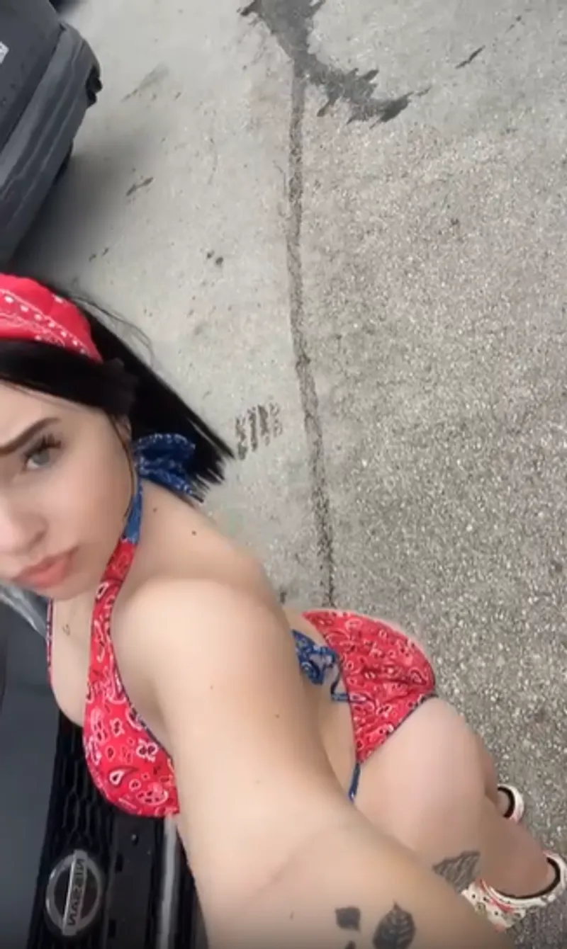 Thumbnail vixenonlyxo's Desires Escaping the Panties in MilfPanties