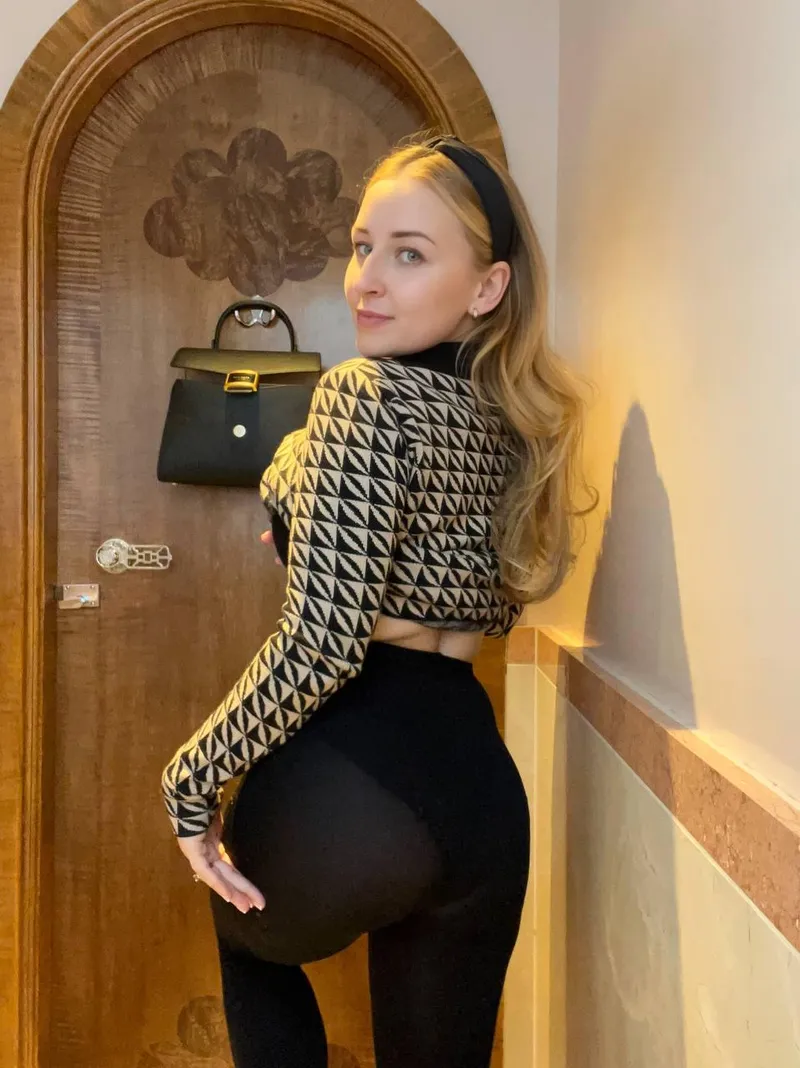 Thumbnail Elegance and Beauty: oliviafleurxx Redefines the Secretary Look