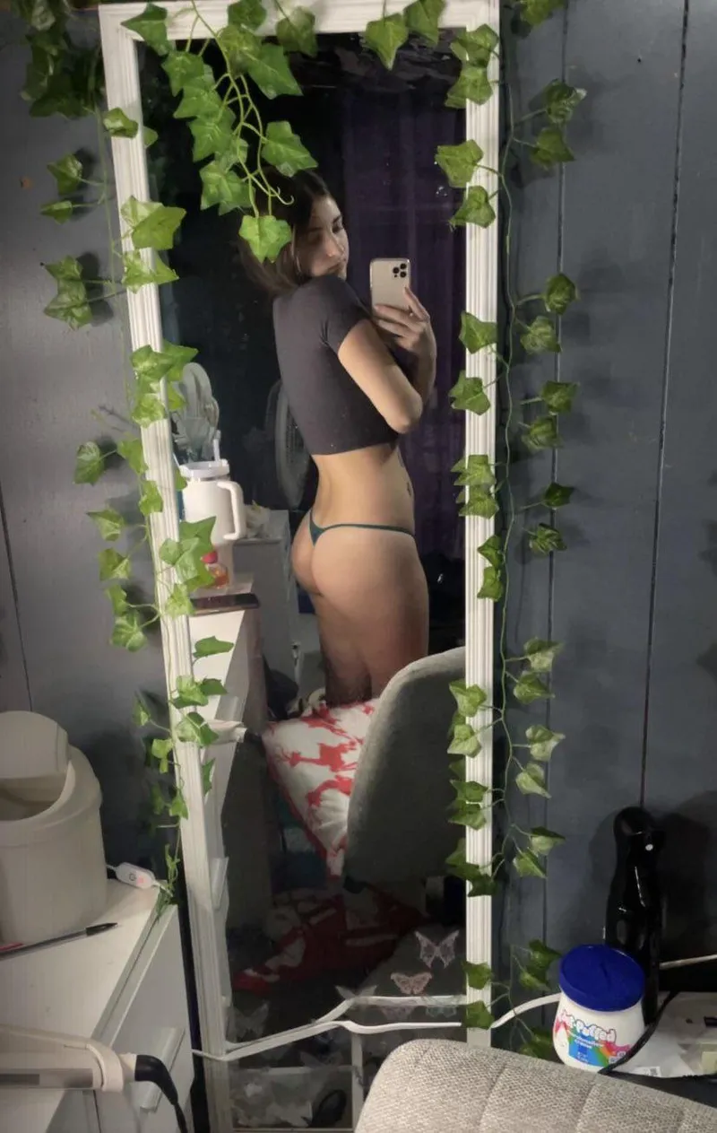 Thumbnail Urfavashhh Serves Up a Slice of Thong Cake 🍰