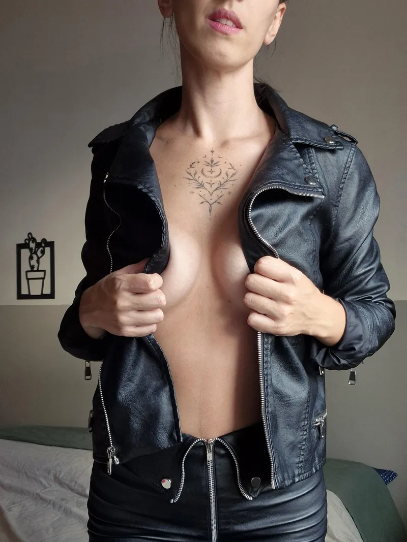 Thumbnail Leather Luxe: Alexxa-Von-Hell's Mesmerizing Outfit